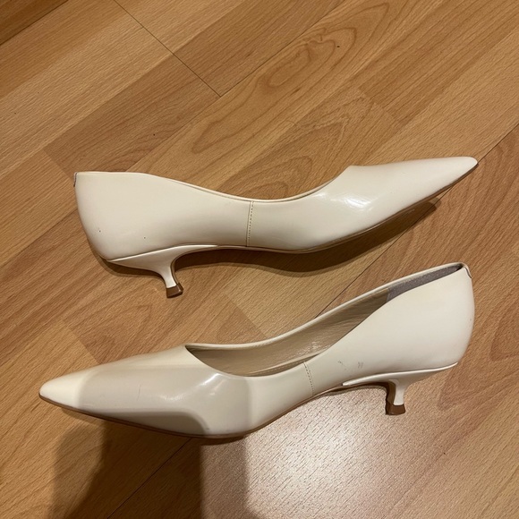 Kitten heel pointed toe pump. - Picture 3 of 5